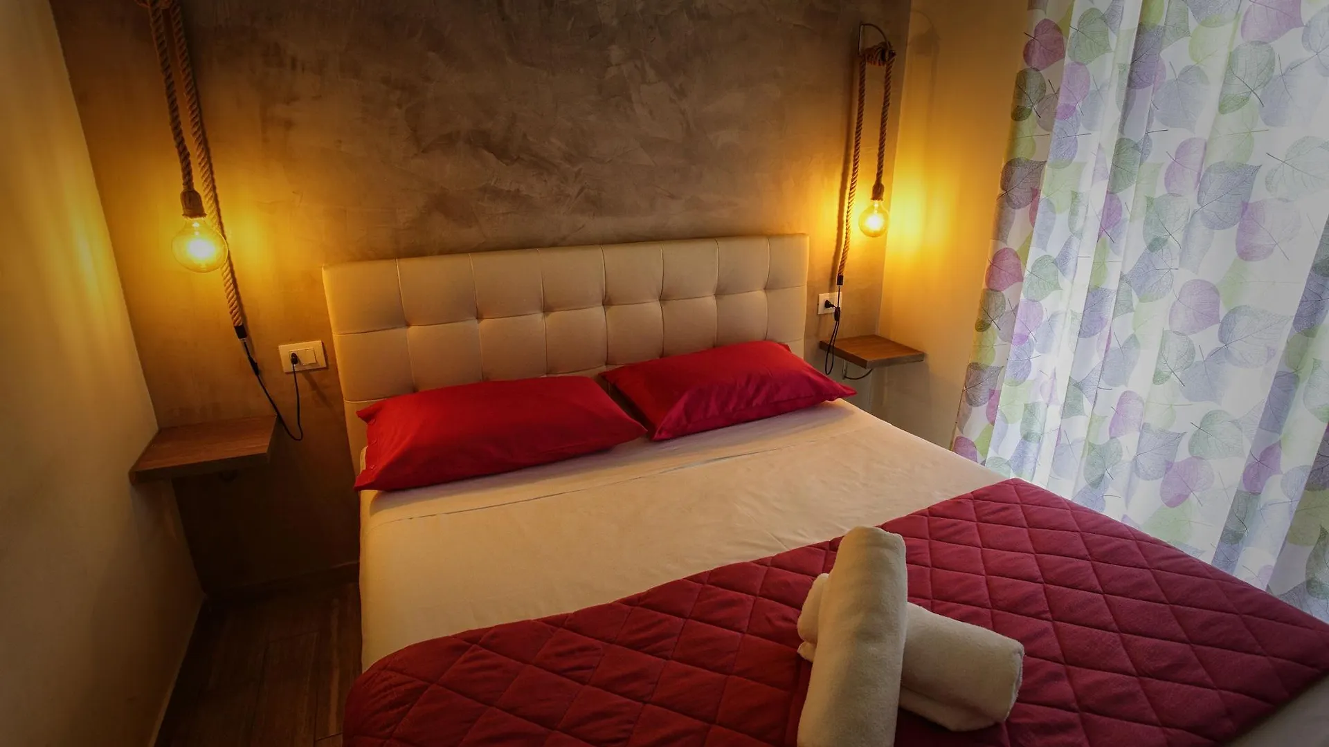 Napoli City Rooms 3*,