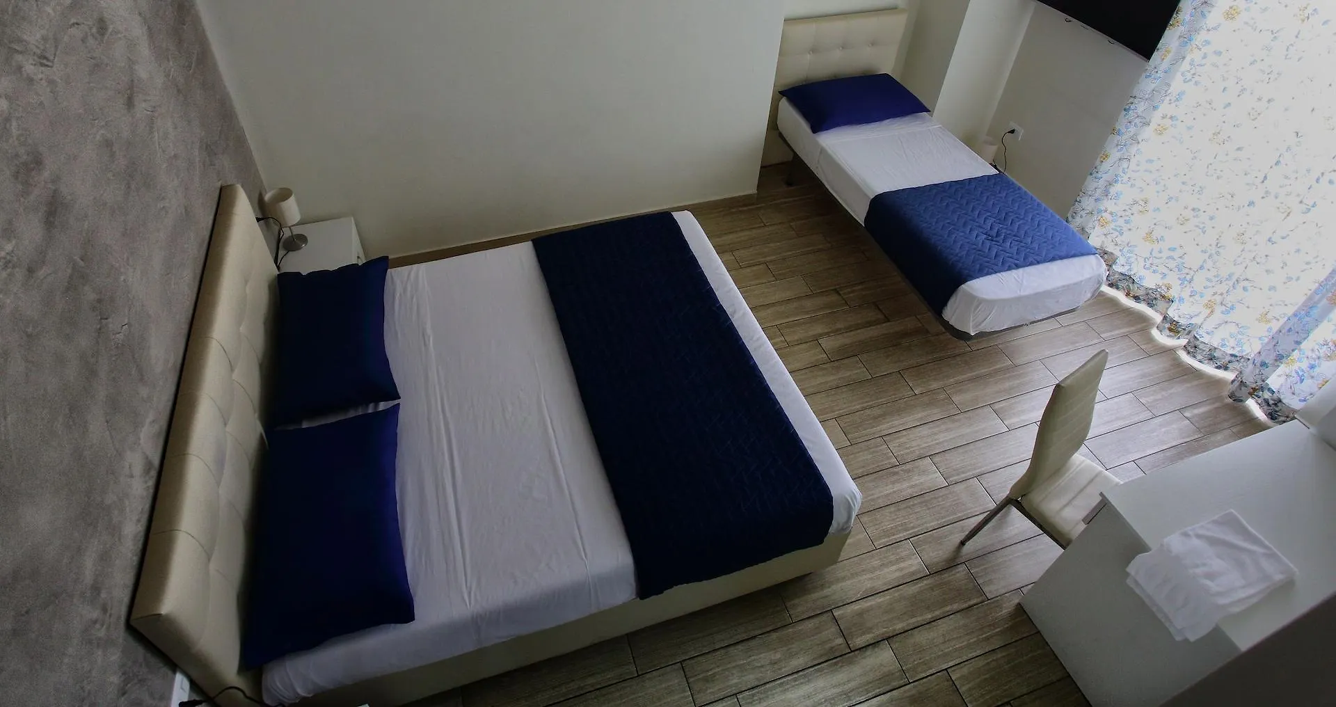Napoli City Rooms 3*,
